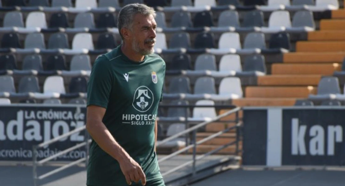 El CD Badajoz cae de nuevo y dice adiós a Juan Marrero