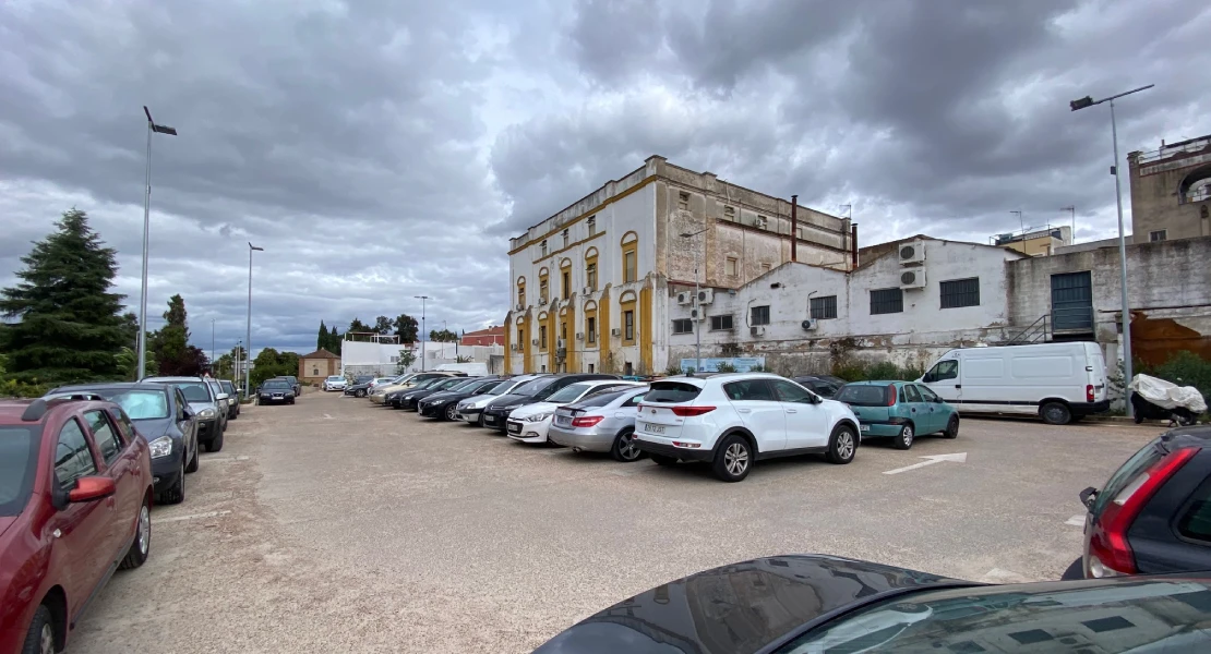 Golpes y roturas en los vehículos: exigen seguridad en el aparcamiento del Palacio de Godoy