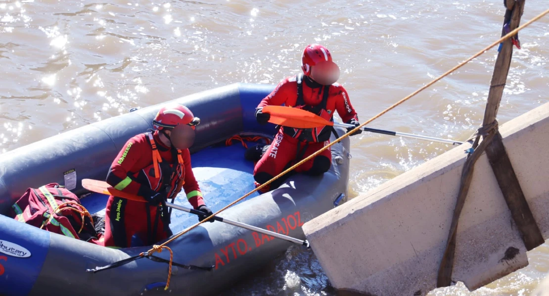 ASPEX y Bomberos de Badajoz se preparan para realizar rescates en aguas del río Guadiana
