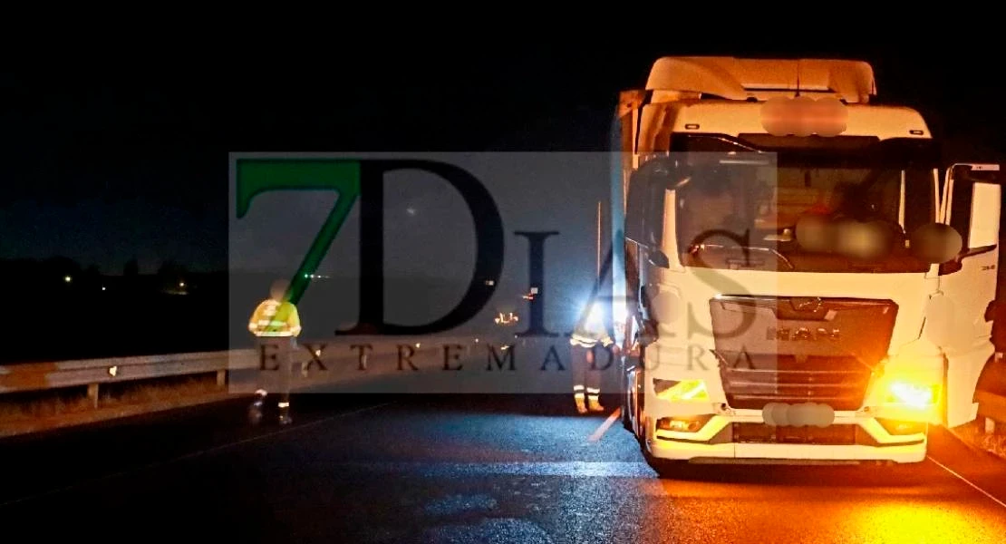 Abierta la A-5 tras el impacto de un camión en Badajoz