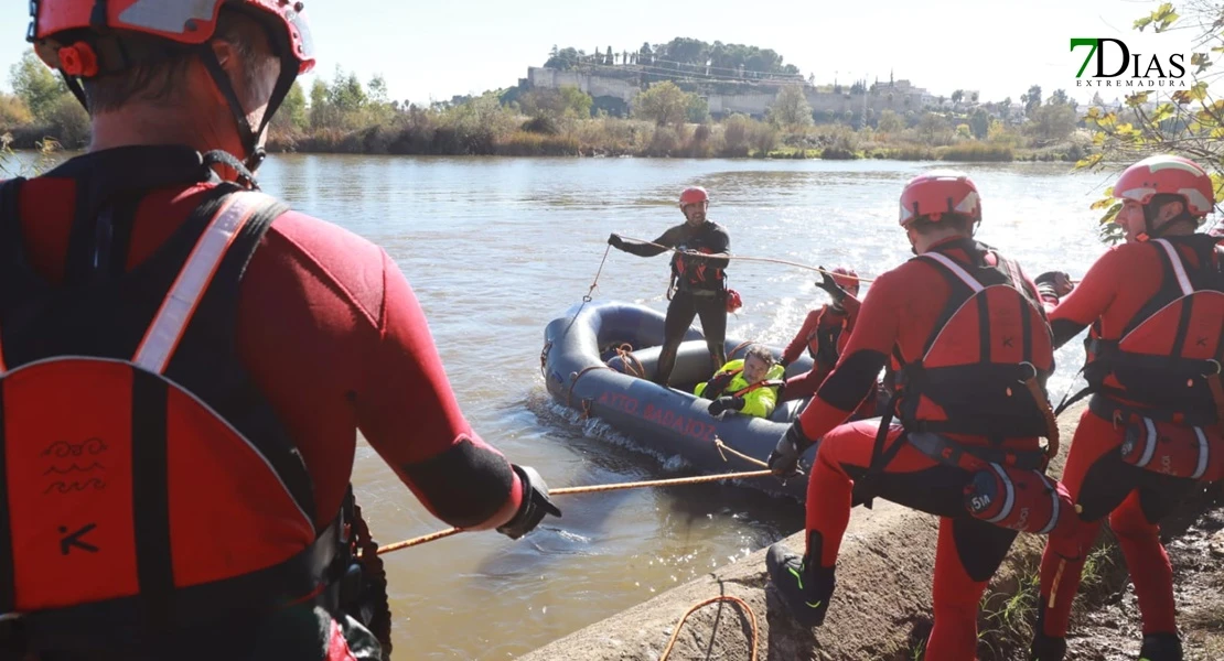Así han sido las duras prácticas de rescate de ASPEX Y Bomberos de Badajoz