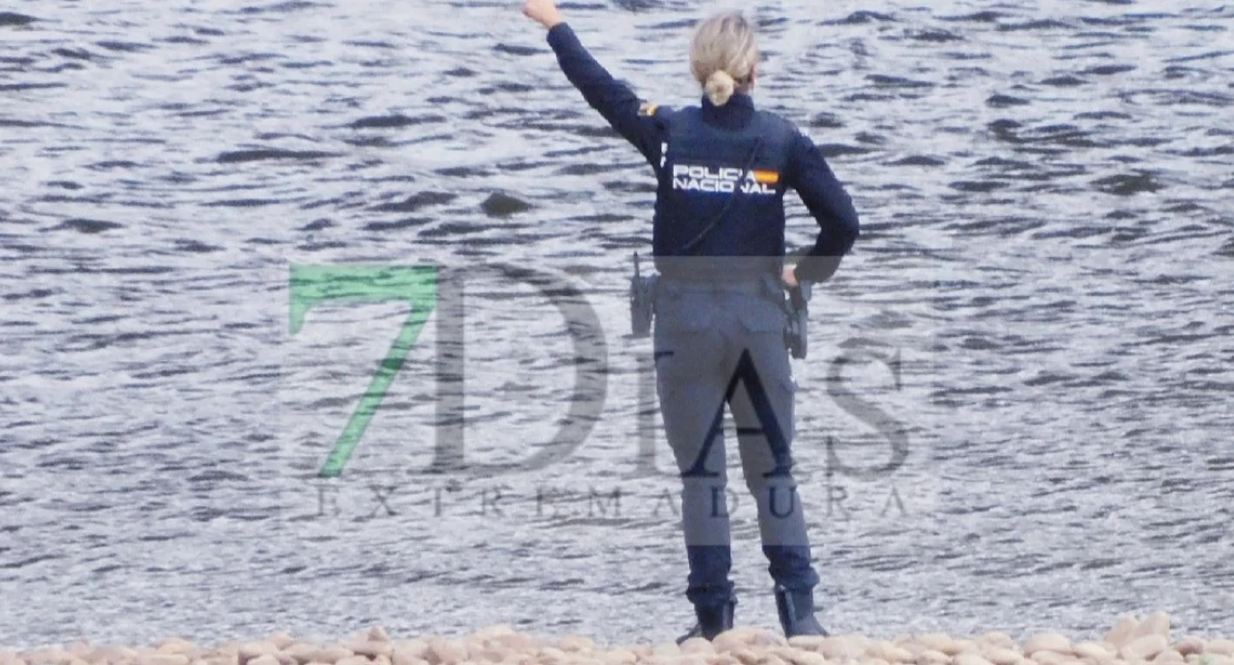 Agentes de la Policía Nacional realizan un rescate animal en el río Guadiana