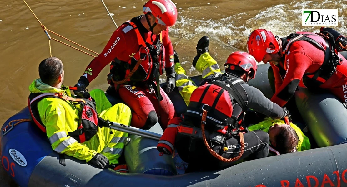 Así han sido las duras prácticas de rescate de ASPEX Y Bomberos de Badajoz