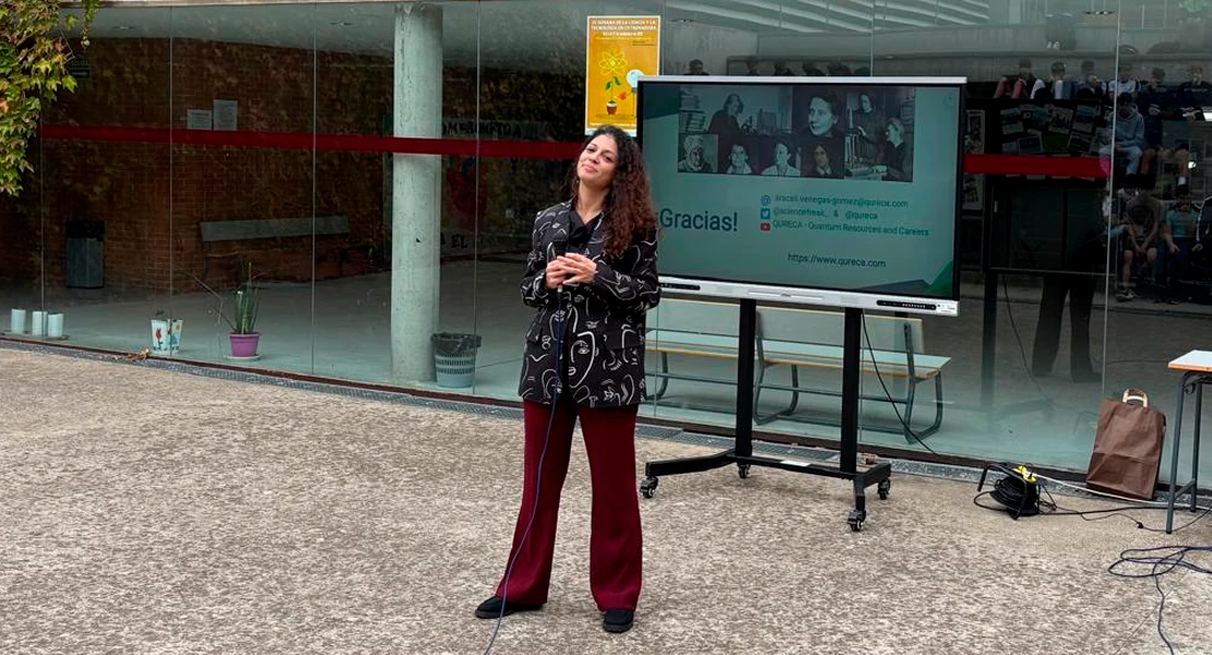 Alumnos de Badajoz aprenden sobre física cuántica de la mano de una experta internacional