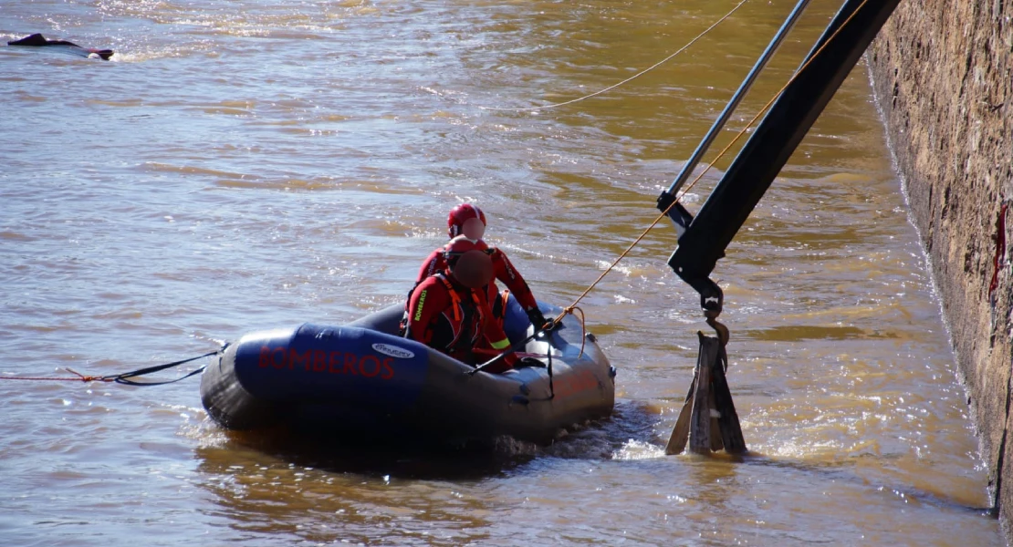 ASPEX y Bomberos de Badajoz se preparan para realizar rescates en aguas del río Guadiana