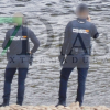 Agentes de la Policía Nacional realizan un rescate animal en el río Guadiana