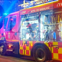 Arde un coche de madrugada en la barriada Suerte de Saavedra de Badajoz