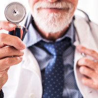 Extremadura solicita al Gobierno prorrogar la medida que permite la jubilación activa de los médicos