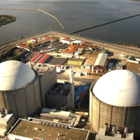 ‘¿Alargar las nucleares? No, gracias’: ecologistas exigen el cierre de Almaraz