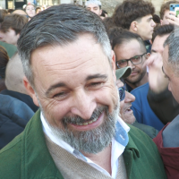 Así ha sido el recibimiento al líder de VOX en Badajoz: "¡Abascal, presidente!"