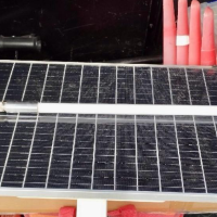 Roban una placa solar y una antena GPS en una finca cacereña: los pillan siguiendo la señal