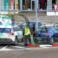 Pierde el control de su vehículo y se estrella en una rotonda de Badajoz