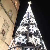 La decoración navideña de Badajoz cambia su típico árbol por una apuesta novedosa