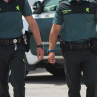 Paran a un hombre con un arma con silenciador a las afueras de un pueblo de Badajoz