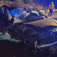 Se da a la fuga tras circular en dirección contraria y chocar contra un autocar