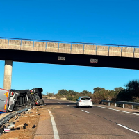 Vuelca un camión tras salir de la vía en la A-5