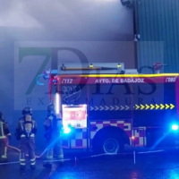 Un incendio en una fábrica de tomate cerca de Badajoz moviliza a los bomberos