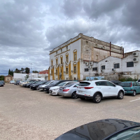 Golpes y roturas en vehículos: exigen seguridad en el aparcamiento del Palacio de Godoy