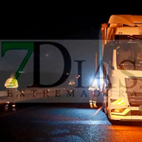 Abierta la A-5 tras el impacto de un camión en Badajoz