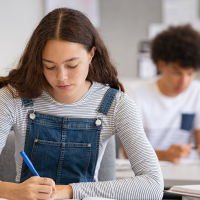 Becas de más de 1.200 € al mes para retener el talento joven en Extremadura