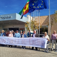 Vecinos de Miajadas protestan frente al Centro de Salud por las largas listas de espera