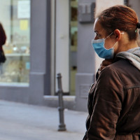 Europa recomienda vacunación y usar mascarilla en residencias