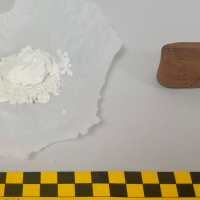 Pillan a una mujer ocultando droga en su vestimenta en una localidad cacereña