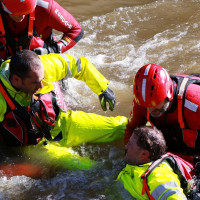 Así han sido las duras prácticas de rescate de ASPEX y Bomberos de Badajoz