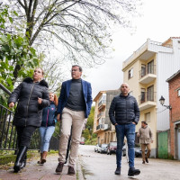 Gallardo visita Navaconcejo tras las fuertes lluvias y llama a la calma
