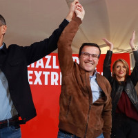 Gallardo apela a llenar las urnas "de puños y rosas"