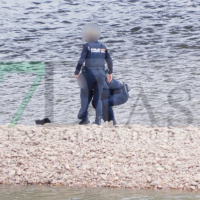 Agentes de la Policía Nacional realizan un rescate animal en el río Guadiana