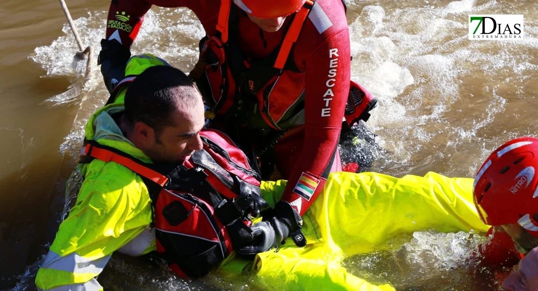 Así han sido las duras prácticas de rescate de ASPEX Y Bomberos de Badajoz