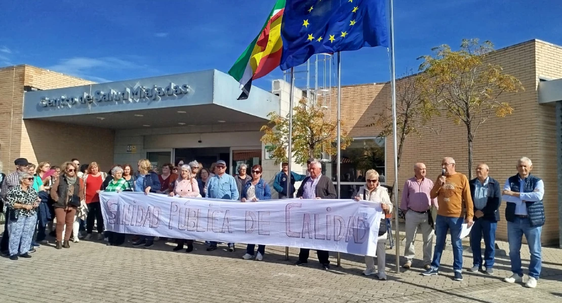 Vecinos de Miajadas protestan frente al Centro de Salud por las largas listas de espera