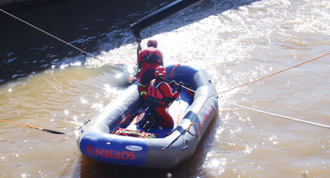 ASPEX y Bomberos de Badajoz se preparan para realizar rescates en aguas del río Guadiana
