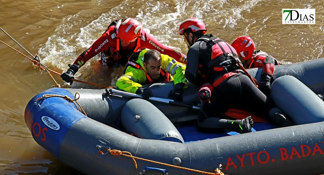 Así han sido las duras prácticas de rescate de ASPEX Y Bomberos de Badajoz