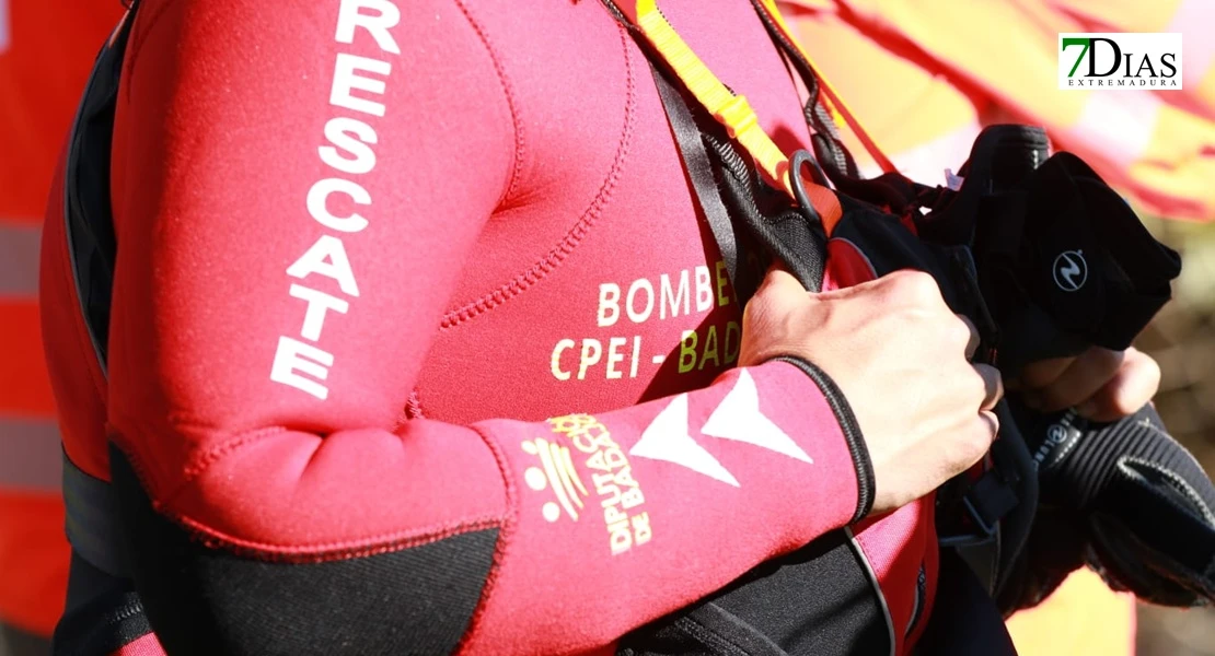 Así han sido las duras prácticas de rescate de ASPEX Y Bomberos de Badajoz