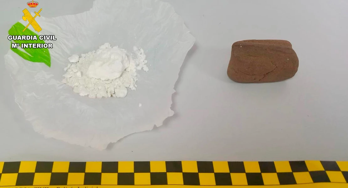 Pillan a una mujer ocultando droga en su vestimenta en una localidad cacereña