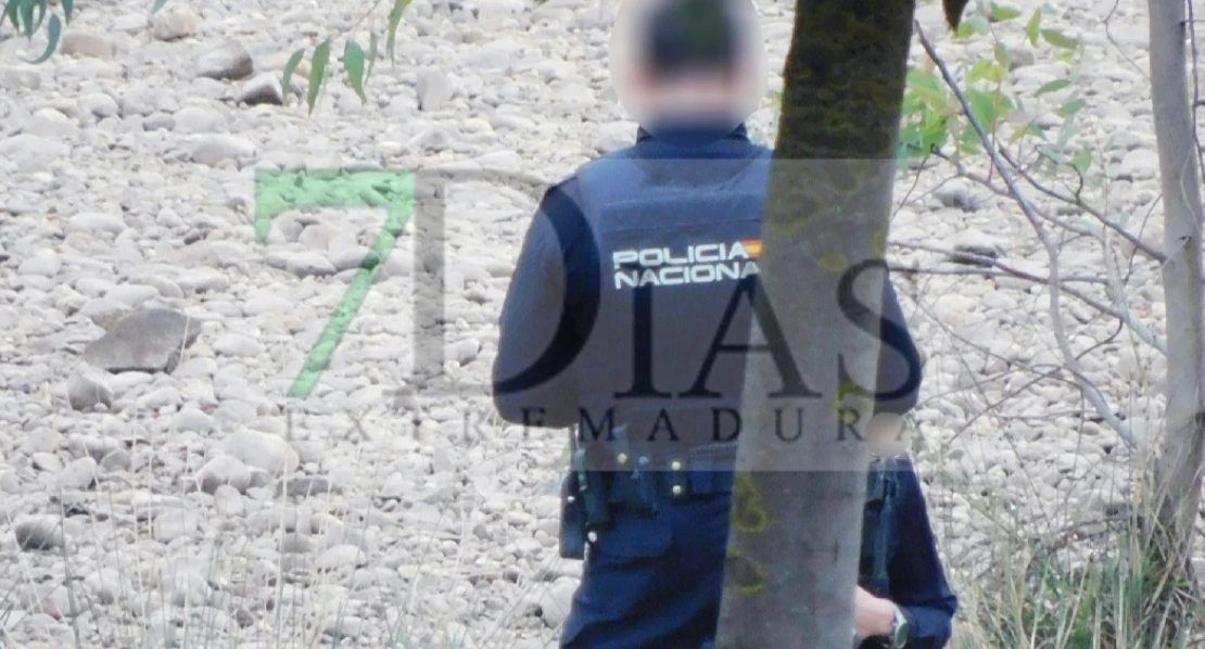 Agentes de la Policía Nacional realizan un rescate animal en el río Guadiana