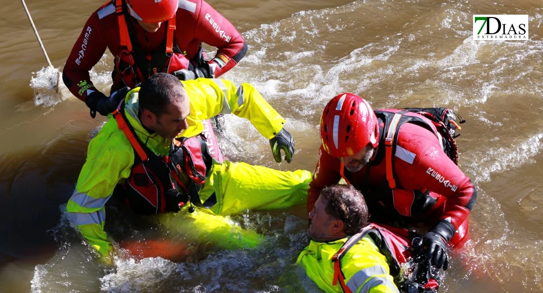 Así han sido las duras prácticas de rescate de ASPEX Y Bomberos de Badajoz