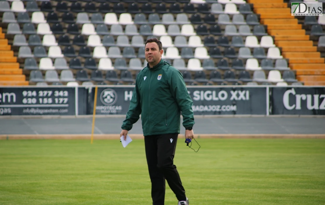 Primer entrenamiento y declaraciones del nuevo entrenador del CD Badajoz