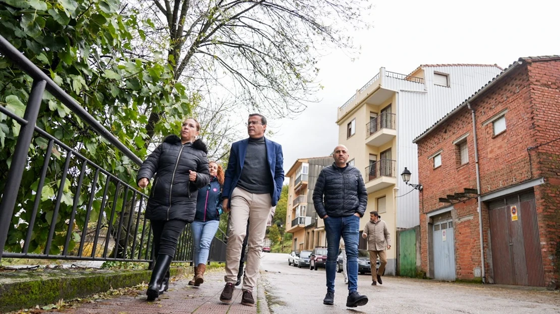 Gallardo visita Navaconcejo tras las fuertes lluvias y llama a la calma