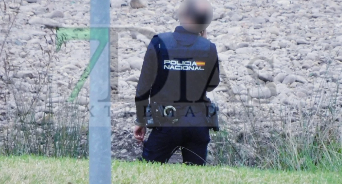 Agentes de la Policía Nacional realizan un rescate animal en el río Guadiana