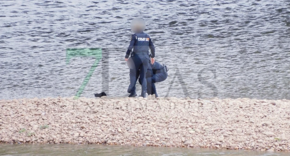 Agentes de la Policía Nacional realizan un rescate animal en el río Guadiana