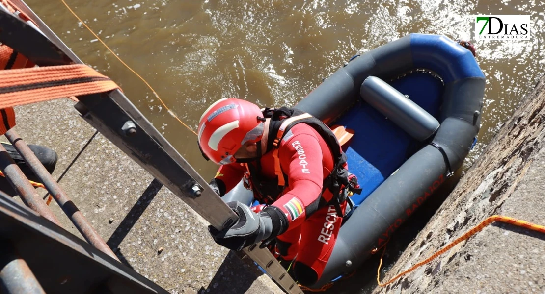 Así han sido las duras prácticas de rescate de ASPEX Y Bomberos de Badajoz
