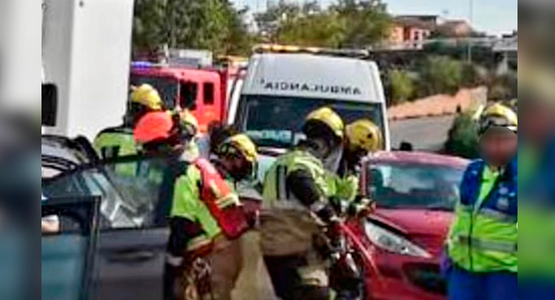 Un camión golpea a tres coches en Cáceres y deja seis heridos, uno de ellos menor