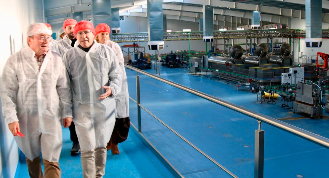 Gallardo carga contra Guardiola por "abandonar" al sector agrario y anuncia 5.000 viviendas rurales