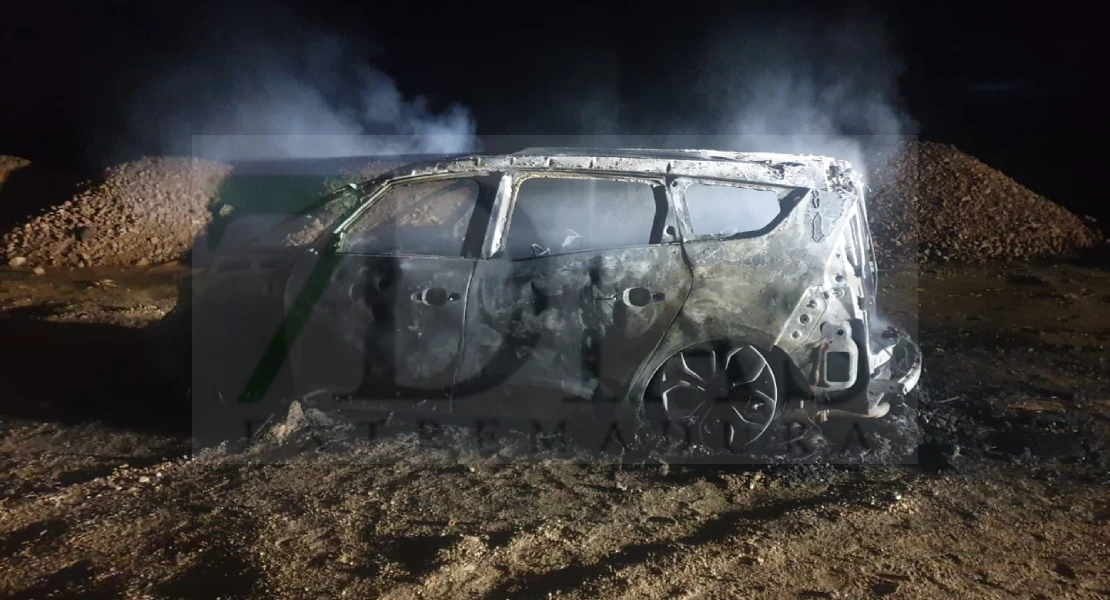 Un coche ardiendo sorprende a los vecinos de Valdebótoa