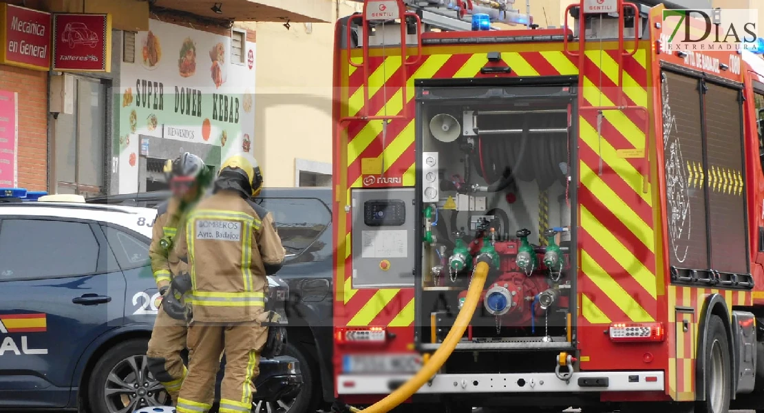 Un grave incendio de vivienda obliga a evacuar a los vecinos en San Roque