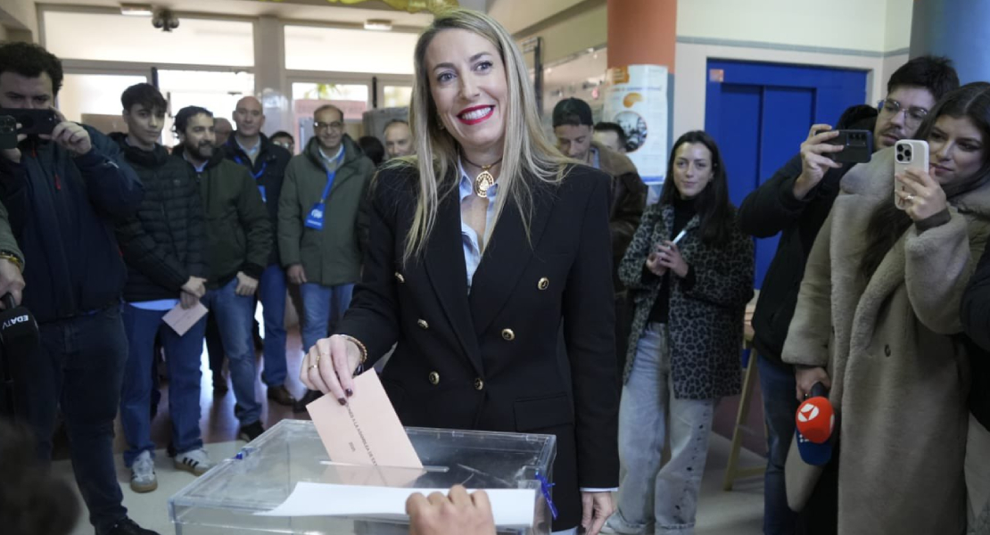 María Guardiola vota en el CEIP El Vivero: "Vota con ilusión"