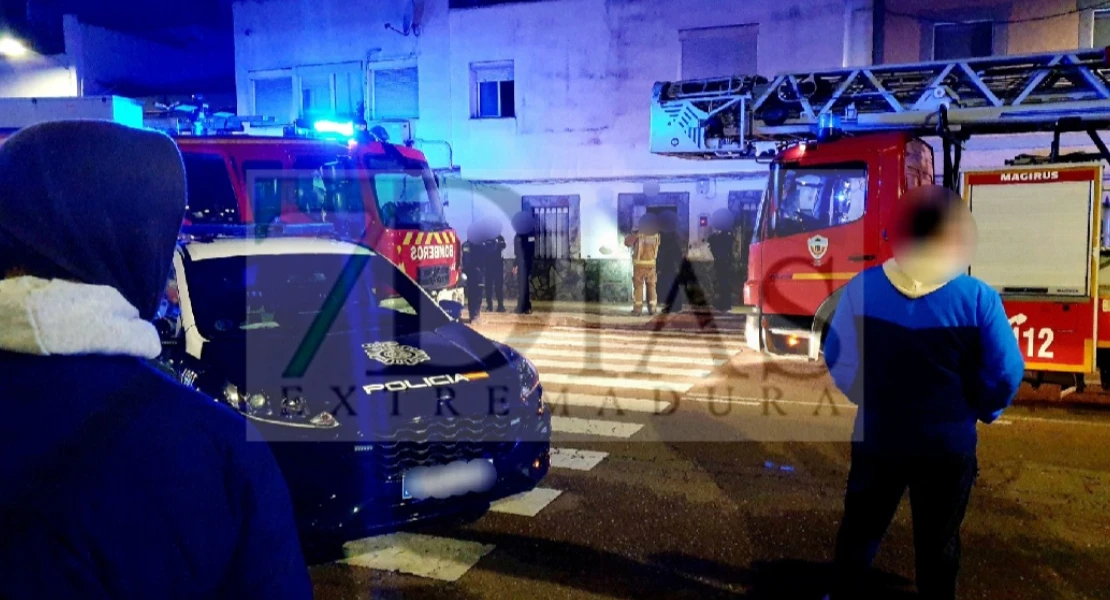 Incendio de vivienda en la barriada pacense de San Roque (BA)